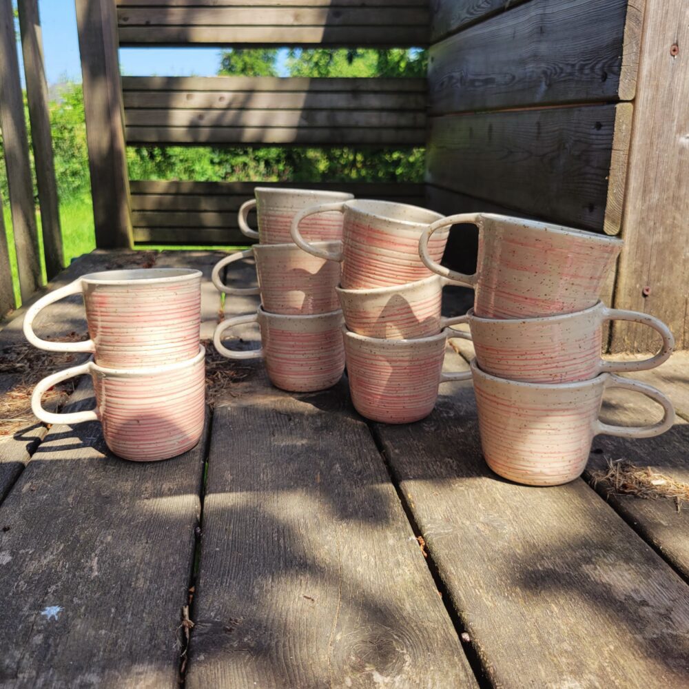 Mug en céramique artisanale rose – grès blanc texturé, fabriqué à Lille Fives – Image 2