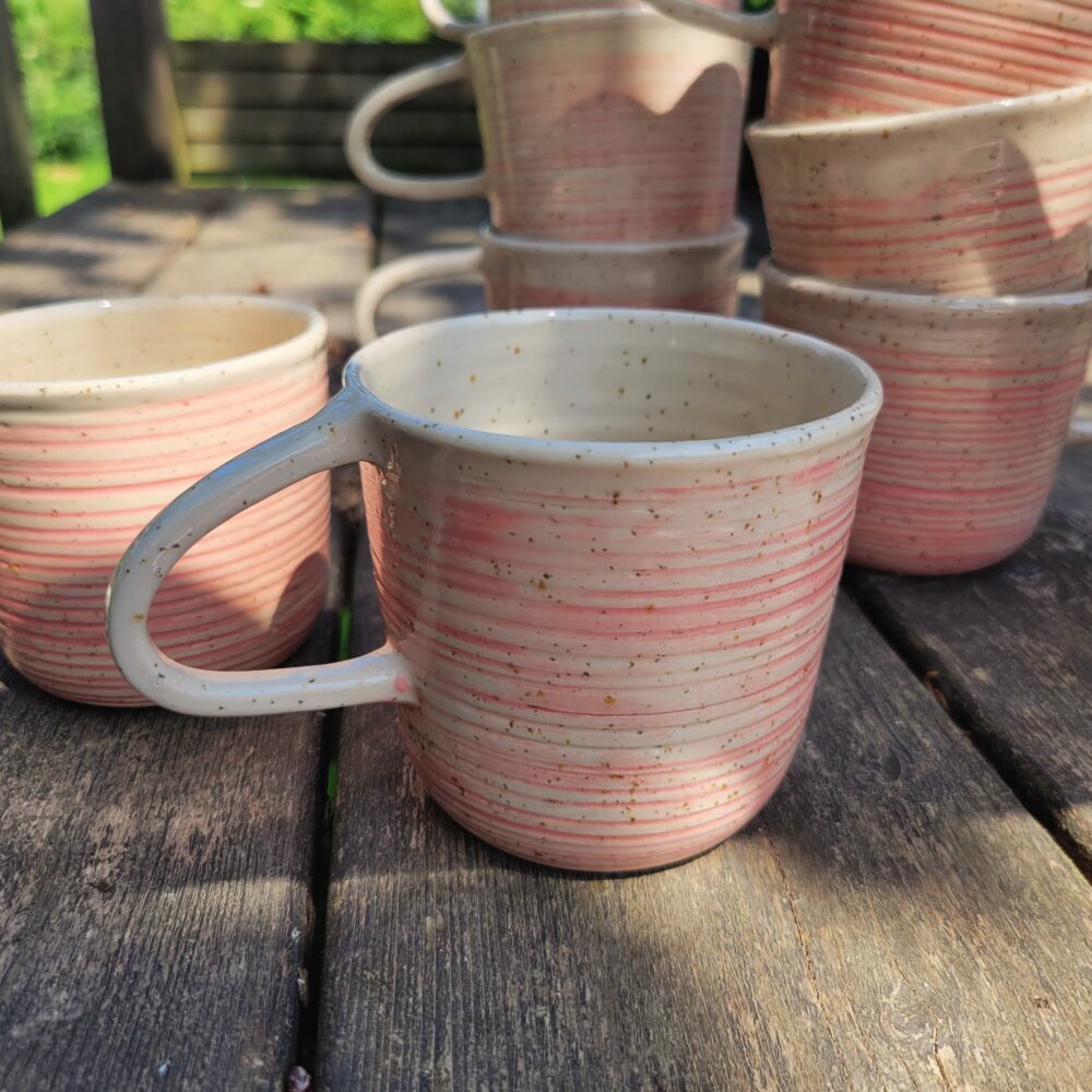 Mug en céramique artisanale rose – grès blanc texturé, fabriqué à Lille Fives – Image 4