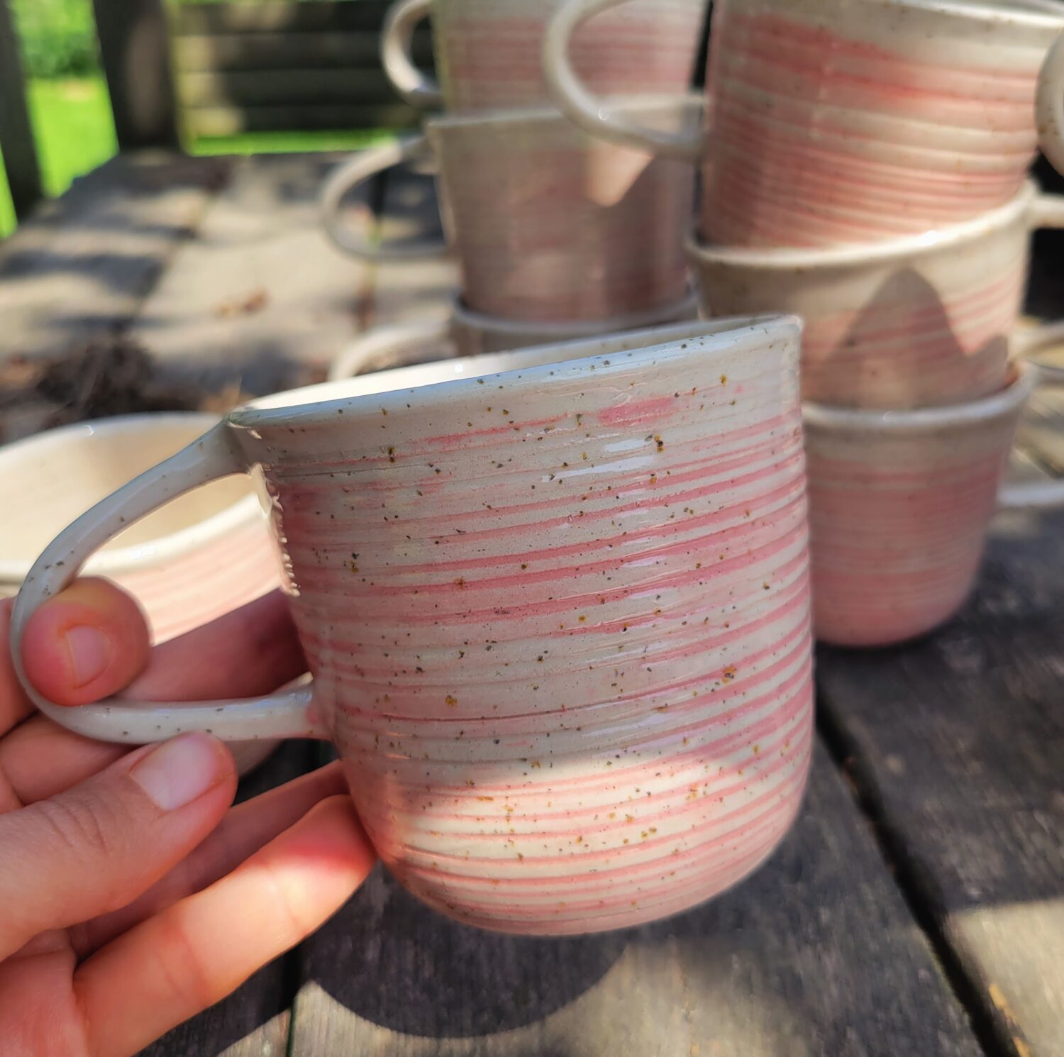 Mug en céramique artisanale rose – grès blanc texturé, fabriqué à Lille Fives