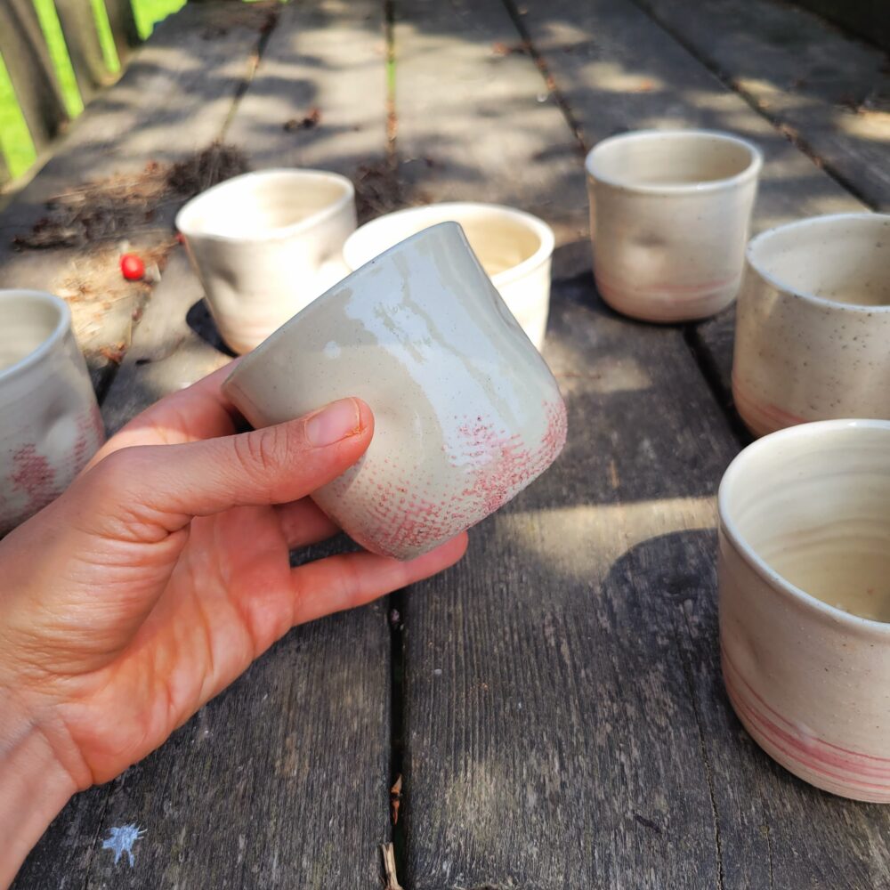 Gobelet “calque” en céramique artisanale – grès blanc pyrité et engobe rose, fait main à Lille Fives – Image 3