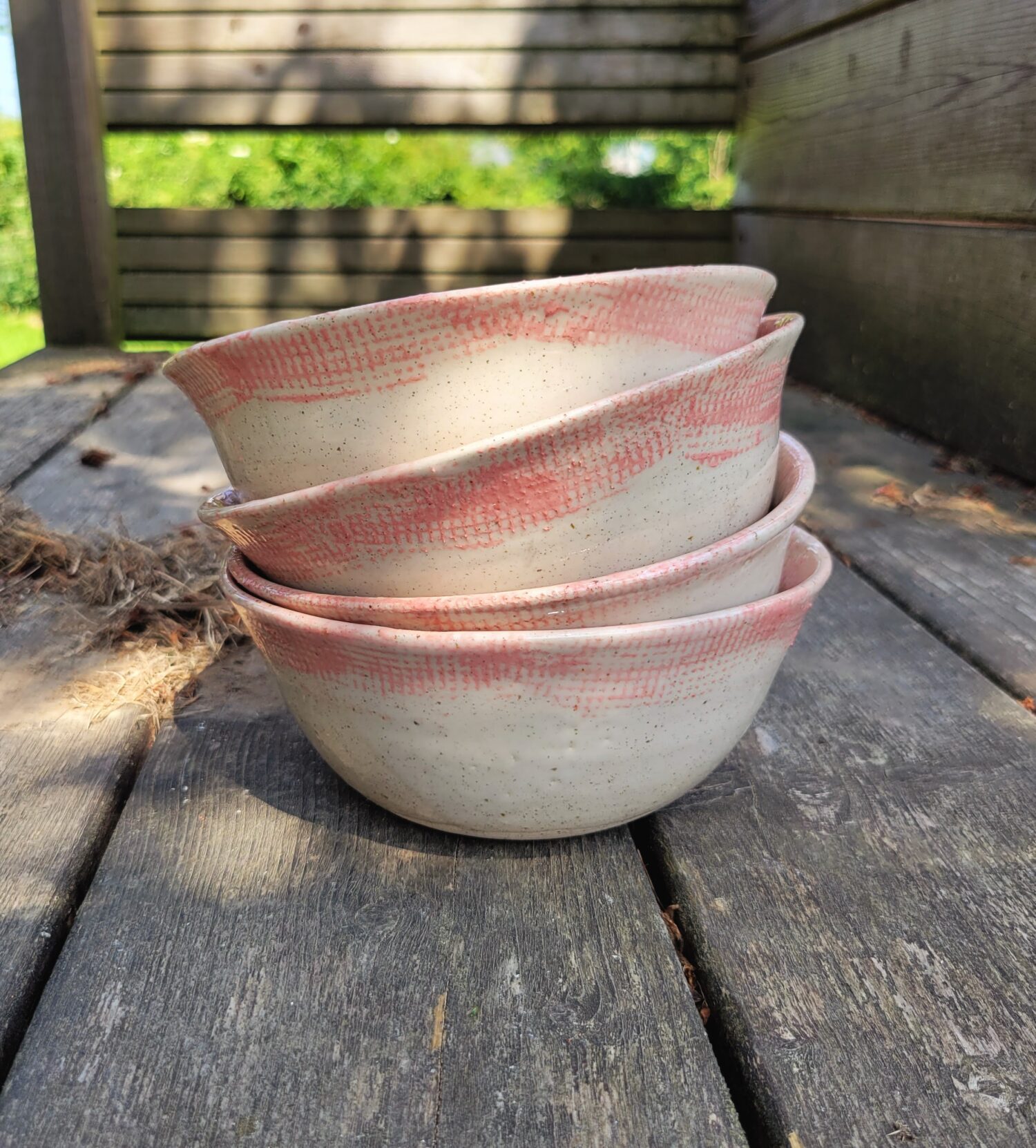 Bols “trame rose” — lignes tissées sur grès brut, fabriqué à Lille Fives