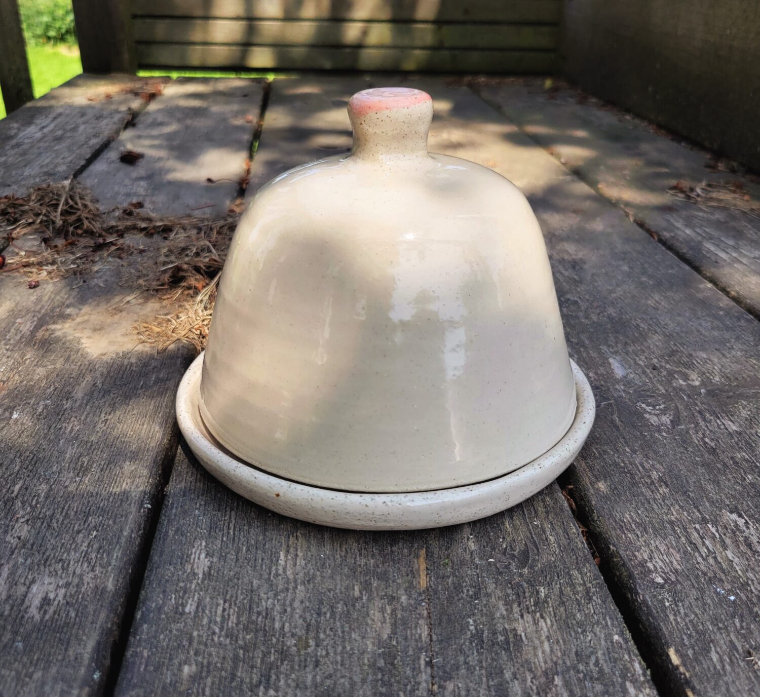 Cloche à fromage en céramique artisanale – grès blanc pyrité, bouton rosé, tournée main à Lille Fives