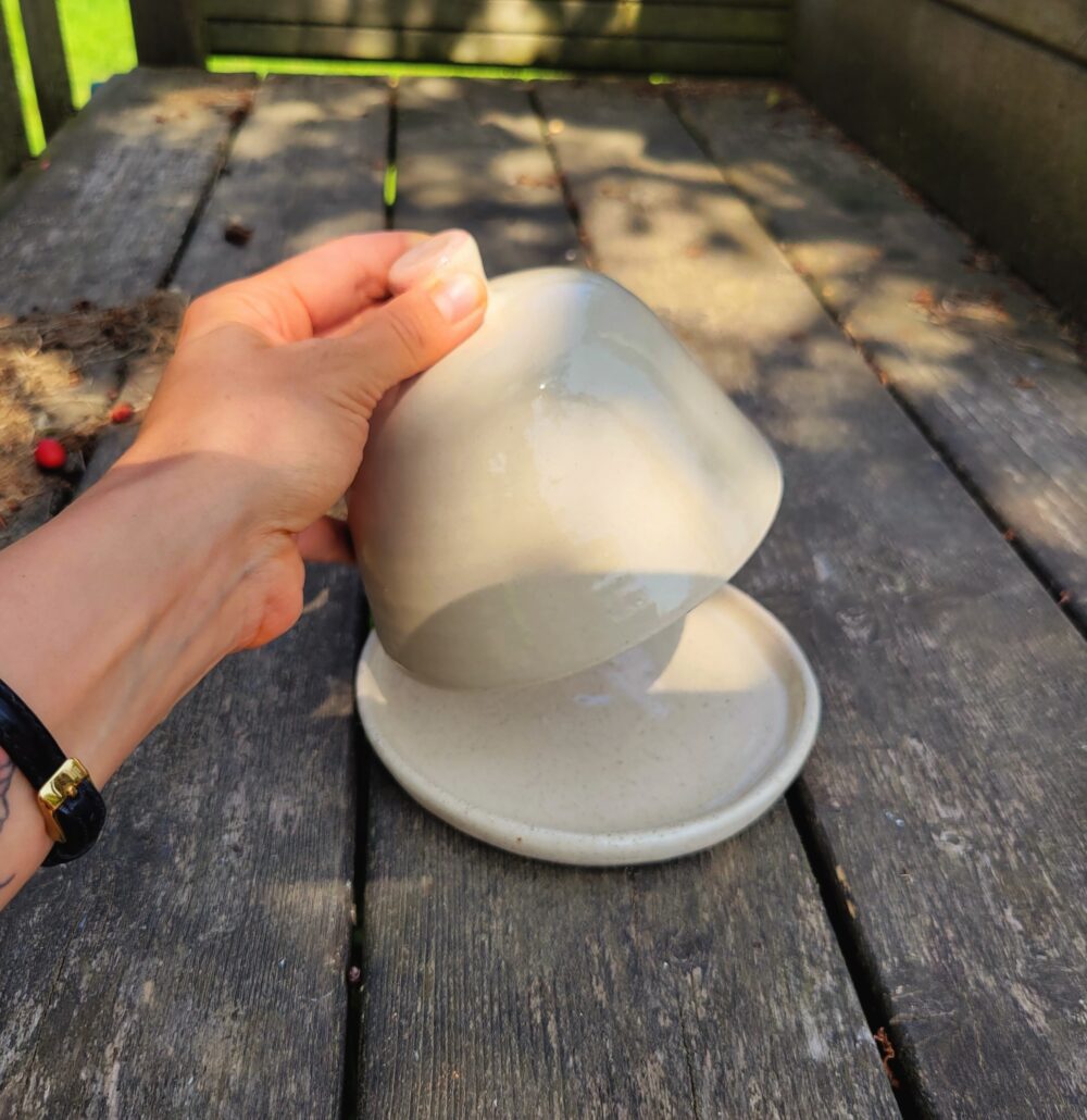 Cloche à fromage en céramique artisanale – grès blanc pyrité, bouton rosé, tournée main à Lille Fives – Image 4