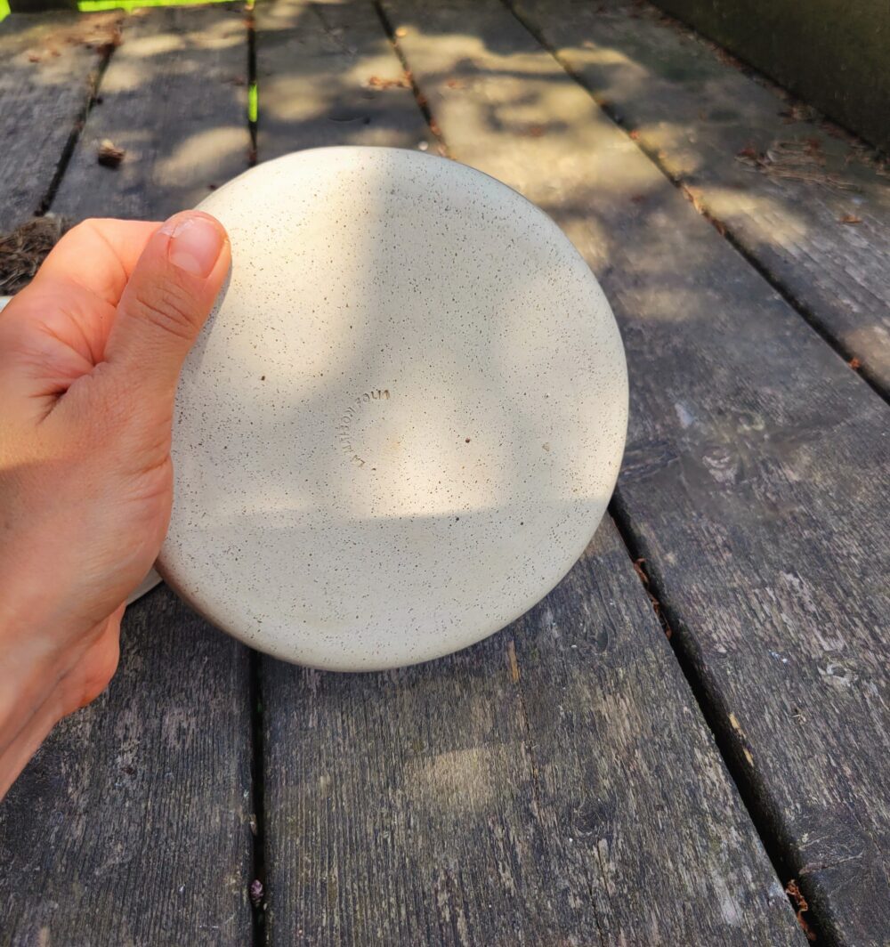 Cloche à fromage en céramique artisanale – grès blanc pyrité, bouton rosé, tournée main à Lille Fives – Image 6