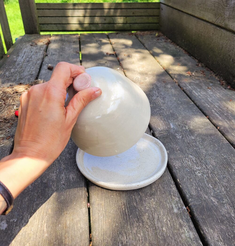 Cloche à fromage en céramique artisanale – grès blanc pyrité, bouton rosé, tournée main à Lille Fives – Image 5