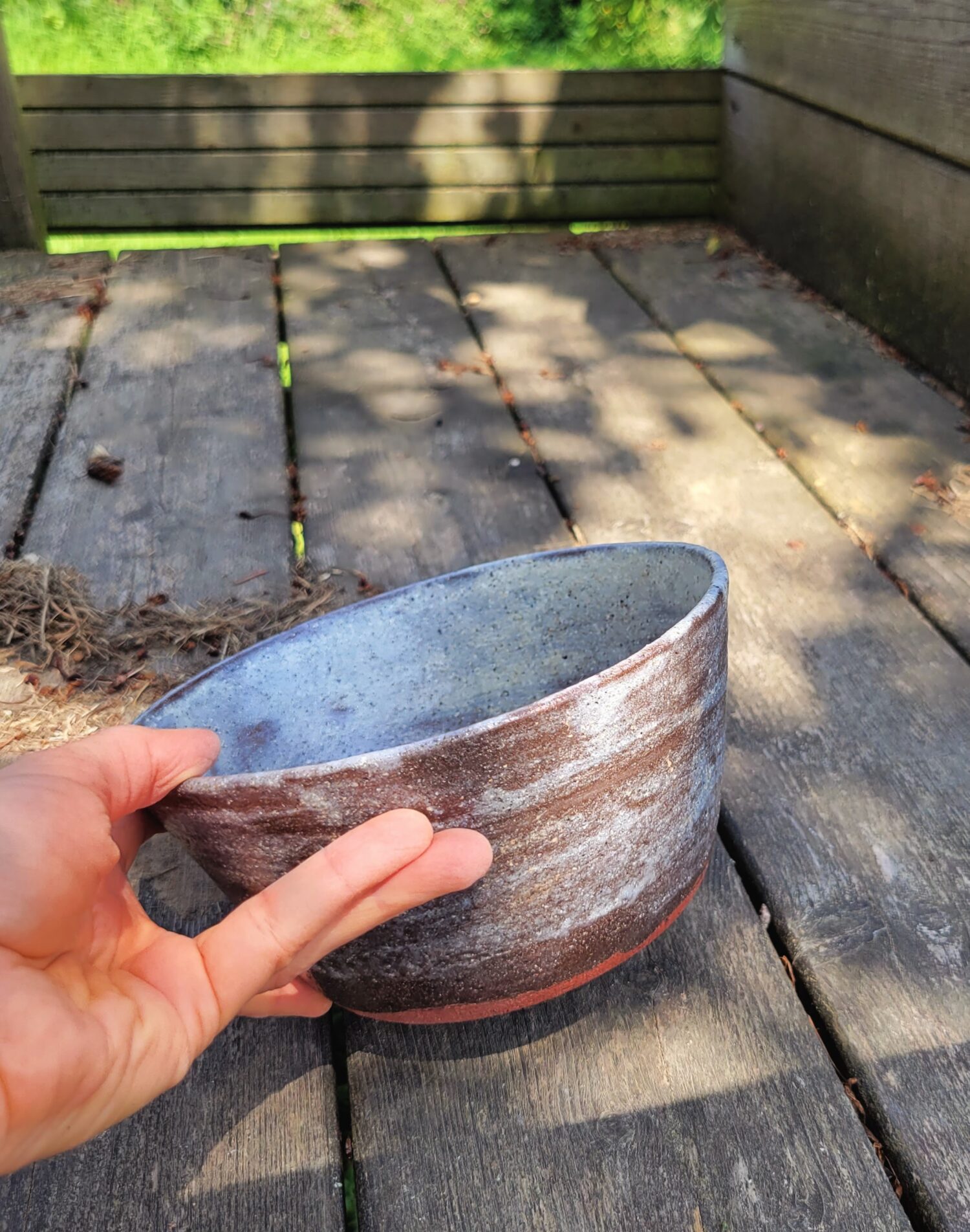 Plat creux en céramique artisanale – grès rouge chamotté, engobe écrue – tourné main à Lille Fives