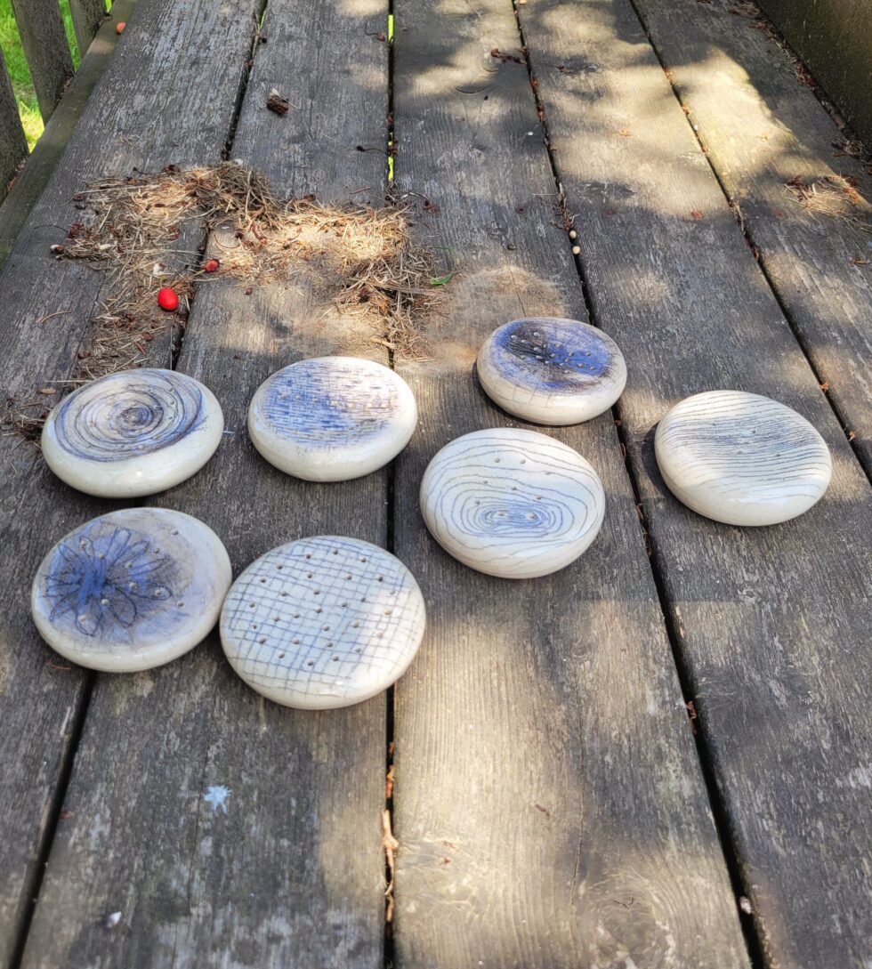 Pièces de céramique présentées sur le site de La Maison Fives.