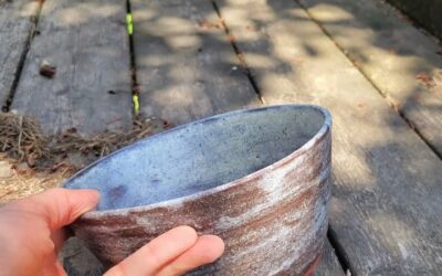 Découvrez notre plat en grès rouge chamotté à La Maison Fives : l’alliance parfaite de l’art et de l’artisanat