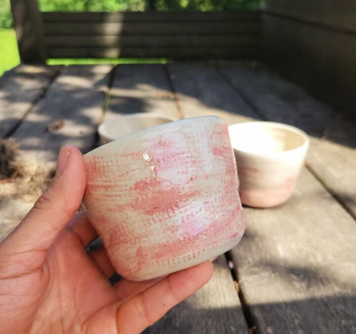 Découvrez le Gobelet Tissé Rose : Une Touche Artisanale et Élégante à La Maison Fives