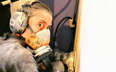 TRAVAUX, ponçage en action. C’est usant, mais quand ça sera fait, ça sera fait (Soula ne râle pas mais elle a été surprise par la caméra 😆)