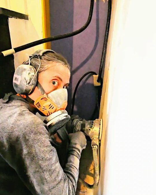 TRAVAUX, ponçage en action. C’est usant, mais quand ça sera fait, ça sera fait (Soula ne râle pas mais elle a été surprise par la caméra 😆)