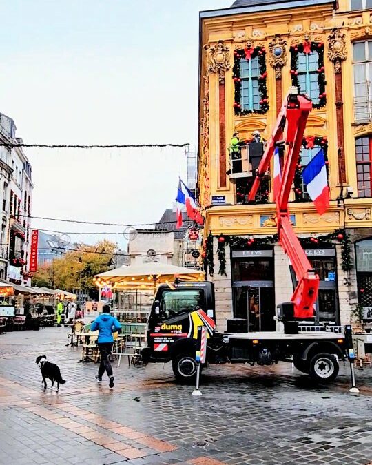 RUN — Pre-Christmas — Sous la pluie du 11 novembre à Lille, premières lumières de Noël