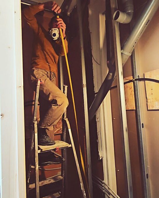 TRAVAUX — Isolation & placo des salles de bain — Areti et Soula attaquent la première salle de bain, un vrai tournant dans le chantier