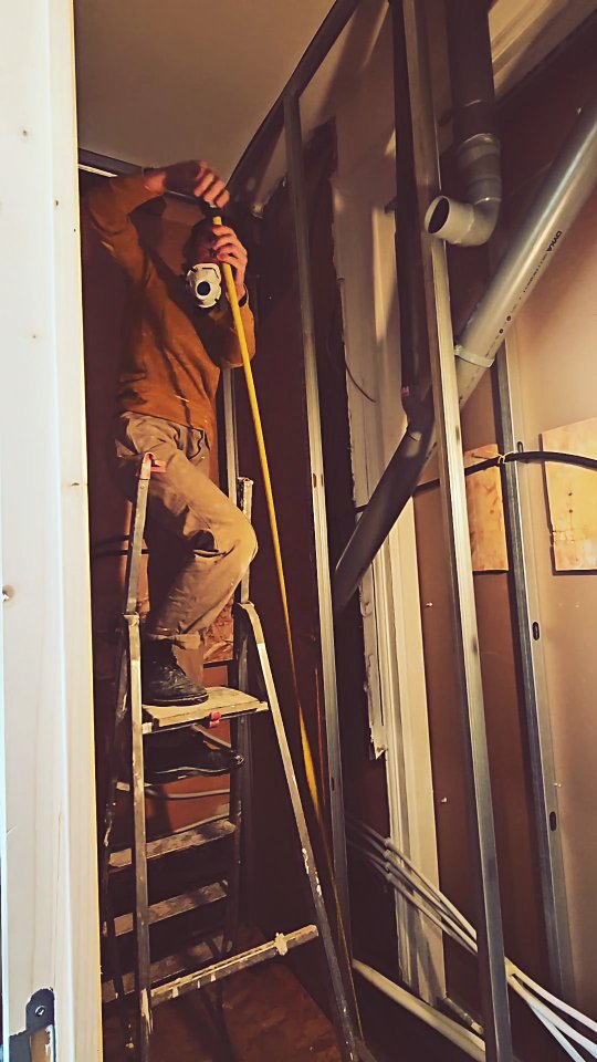 travaux-isolation-placo-des-salles-de-bain-areti-et-soula-attaquent-la-premiere-salle-de-bain-un-vrai-tournant-dans-le-chantier