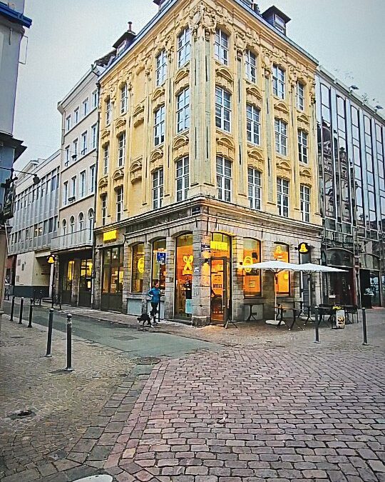 RUN — Café Joyeux, Lille — Aujourd’hui, petite traversée du centre-ville avec Soula et Gapi. Trois plans, juste le temps de passer devant un endroit qu’on aime vraiment beaucoup : le Café Joyeux, rue Pierre-Mauroy