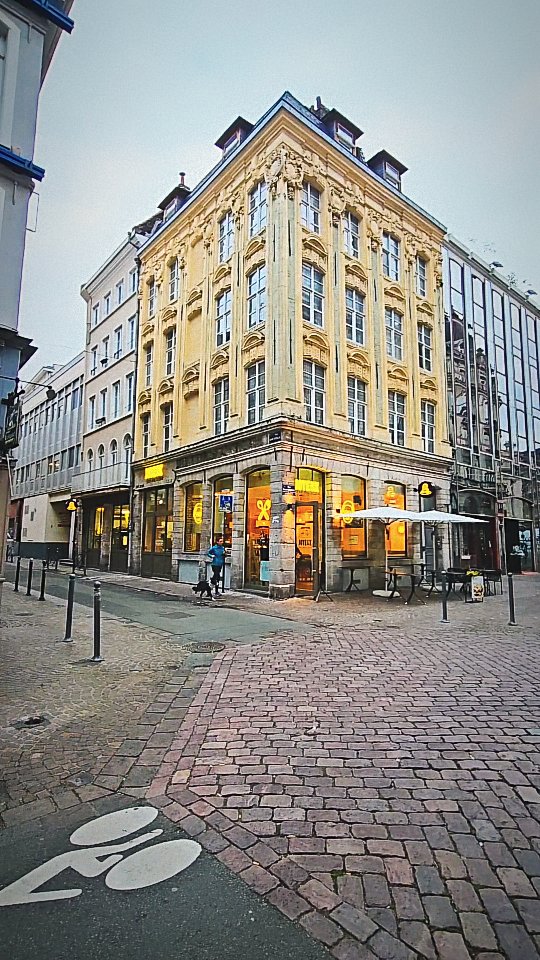 run-cafe-joyeux-lille-aujourdhui-petite-traversee-du-centre-ville-avec-soula-et-gapi-trois-plans-juste-le-temps-de-passer-devant-un-endroit-quon-aime-vraiment