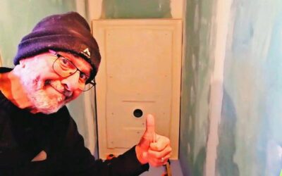 TRAVAUX — Pose des receveurs de douches : aujourd’hui, avec Riri, on attaque enfin les douches — première des cinq, celle où on règle tout et on trouve la bonne méthode