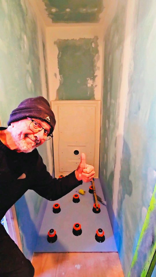 travaux-pose-des-receveurs-de-douches-aujourdhui-avec-riri-on-attaque-enfin-les-douches-premiere-des-cinq-celle-ou-on-regle-tout-et-on-trouve-la-bonne-methode