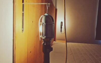 DES LAMPES DE CHANTIER EN LAMPES DE CHEVET. OUI. On voulait des lampes de chevet. Mais pas des lampes de chevet déco pour faire joli. On voulait un truc simple, utile, évident. Un truc qui sert vraiment.