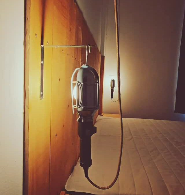 DES LAMPES DE CHANTIER EN LAMPES DE CHEVET. OUI. On voulait des lampes de chevet. Mais pas des lampes de chevet déco pour faire joli. On voulait un truc simple, utile, évident. Un truc qui sert vraiment.
