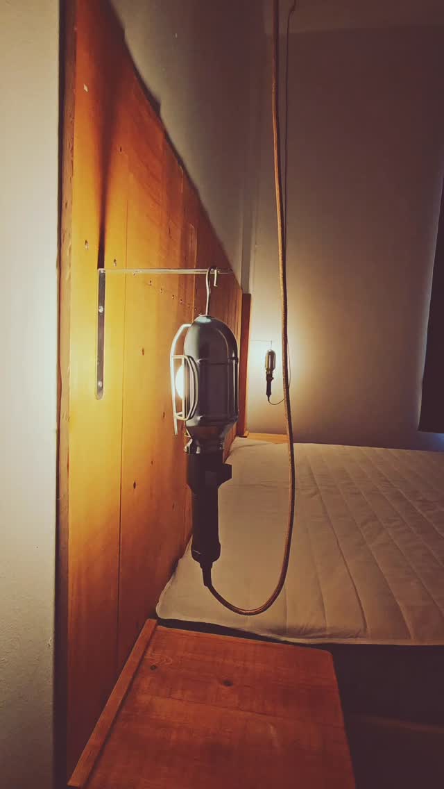 des-lampes-de-chantier-en-lampes-de-chevet-oui-on-voulait-des-lampes-de-chevet-mais-pas-des-lampes-de-chevet-deco-pour-faire-joli-on-voulait-un-truc-simple-utile-evident-un-truc-qui-sert-vraime