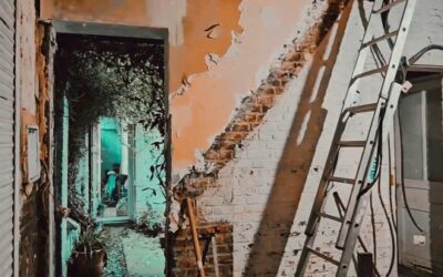 ON A ENLEVÉ L’ESCALIER. OUI, COMPLÈTEMENT. Place à l’escalier intérieur et à l’atelier ouvert sur la rue