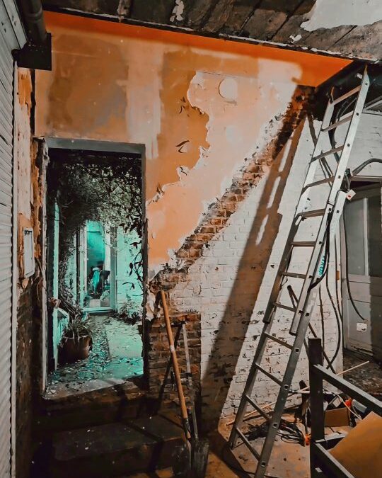 ON A ENLEVÉ L’ESCALIER. OUI, COMPLÈTEMENT. Place à l’escalier intérieur et à l’atelier ouvert sur la rue