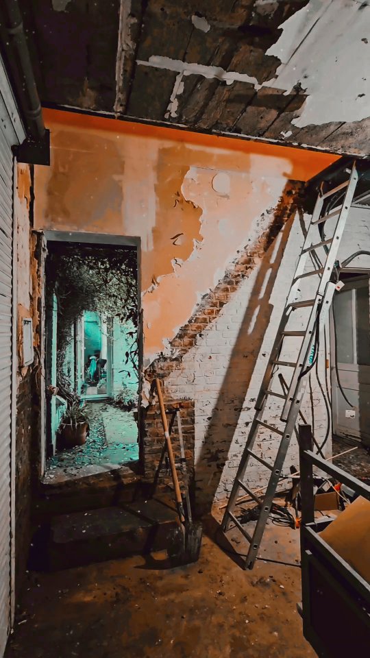 on-a-enleve-lescalier-oui-completement-place-a-lescalier-interieur-et-a-latelier-ouvert-sur-la-rue