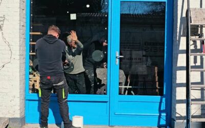 AUJOURD’HUI : DOUBLE GROS CHANTIERS !! Rue de droite, les garages sautent, les vitrines arrivent; rue de gauche, assainissement du mini-hôtel livré