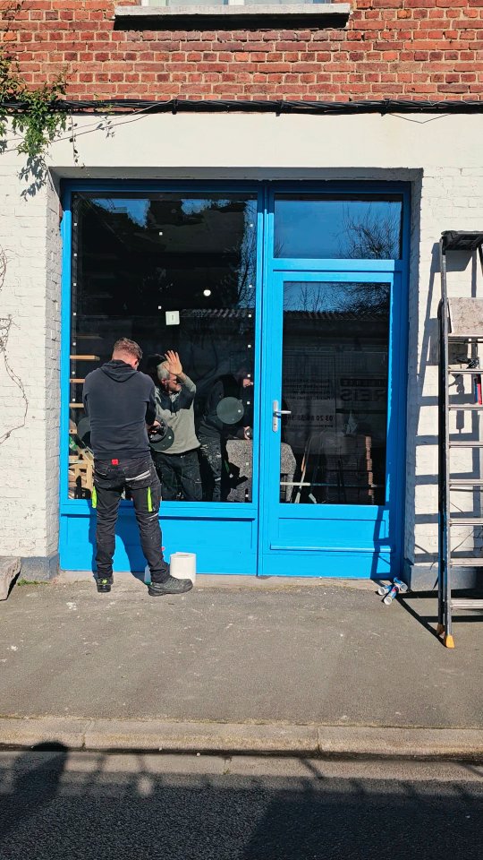 aujourdhui-double-gros-chantiers-rue-de-droite-les-garages-sautent-les-vitrines-arrivent-rue-de-gauche-assainissement-du-mini-hotel-livre