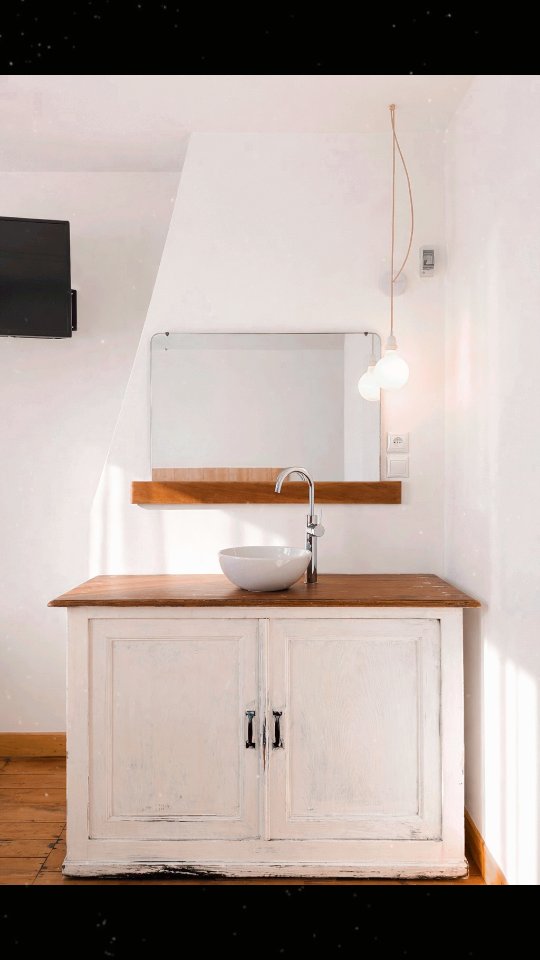 visite-de-la-chambre-4-soleil-de-lapres-midi-et-vue-sur-les-toits-apres-la-chambre-6-on-monte-toujours-tout-en-haut-mais-de-lautre-cote-de-la-maison