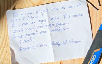 SURPRENANT CE QU’ON A TROUVÉ DANS LA CHAMBRE CE MATIN… un mot qui fait chaud au cœur dès notre premier week-end d’ouverture à La Maison Fives