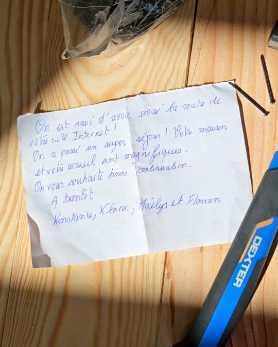 SURPRENANT CE QU’ON A TROUVÉ DANS LA CHAMBRE CE MATIN… un mot qui fait chaud au cœur dès notre premier week-end d’ouverture à La Maison Fives
