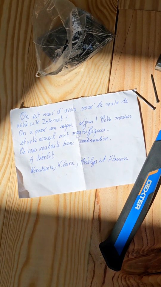 surprenant-ce-quon-a-trouve-dans-la-chambre-ce-matin-un-mot-qui-fait-chaud-au-coeur-des-notre-premier-week-end-douverture-a-la-maison-fives