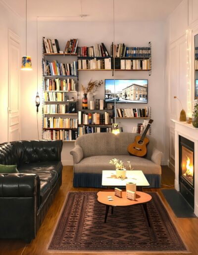 Le salon de La Maison Fives, avec sa bibliothèque et ses fauteuils
