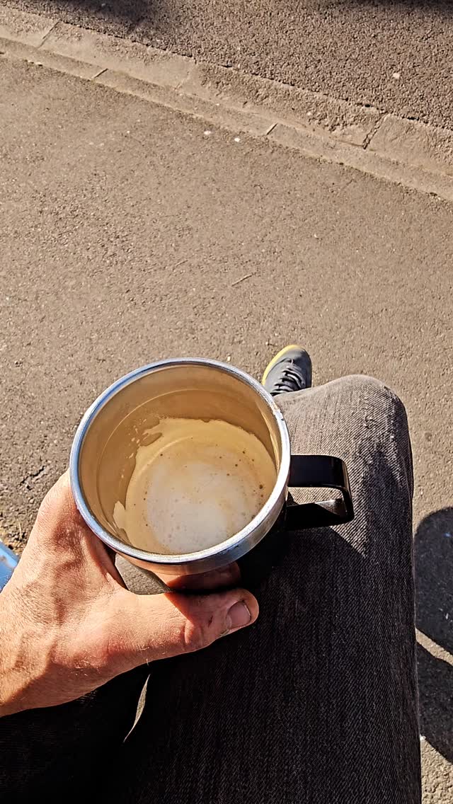 cafe-du-matin-en-terrasse-de-latelier-de-la-maison-fives