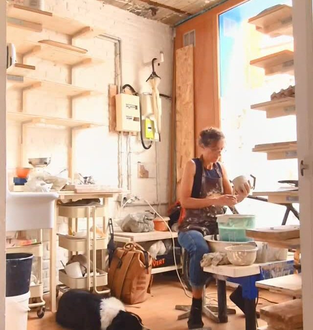 PETIT INSTANT CÉRAMIQUE À LA MAISON FIVES : l’atelier redémarre, Soula tire les anses, Gapi n’est jamais loin