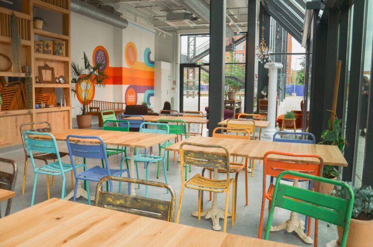 Tables et chaises colorées à l’intérieur de la Brasserie Fives Cail