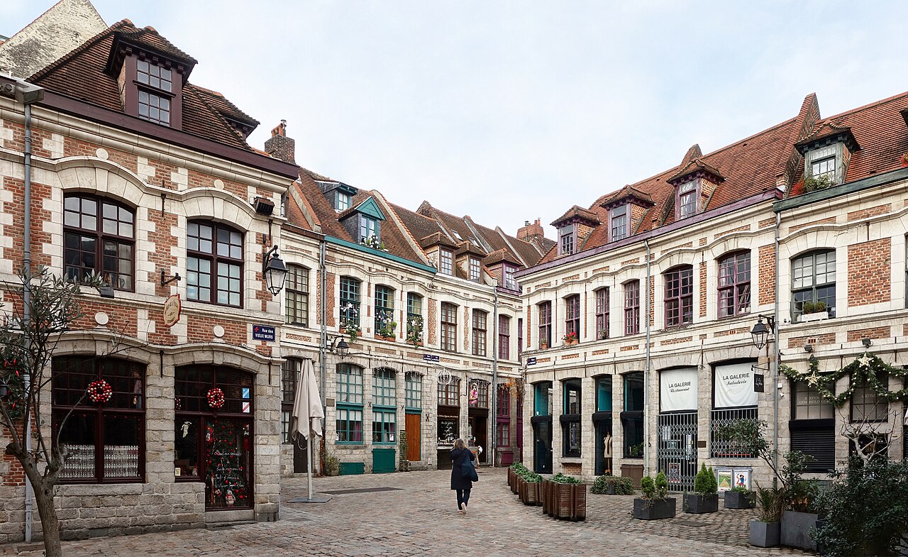 Façades de brique et de pierre sur la place aux Oignons à Lille