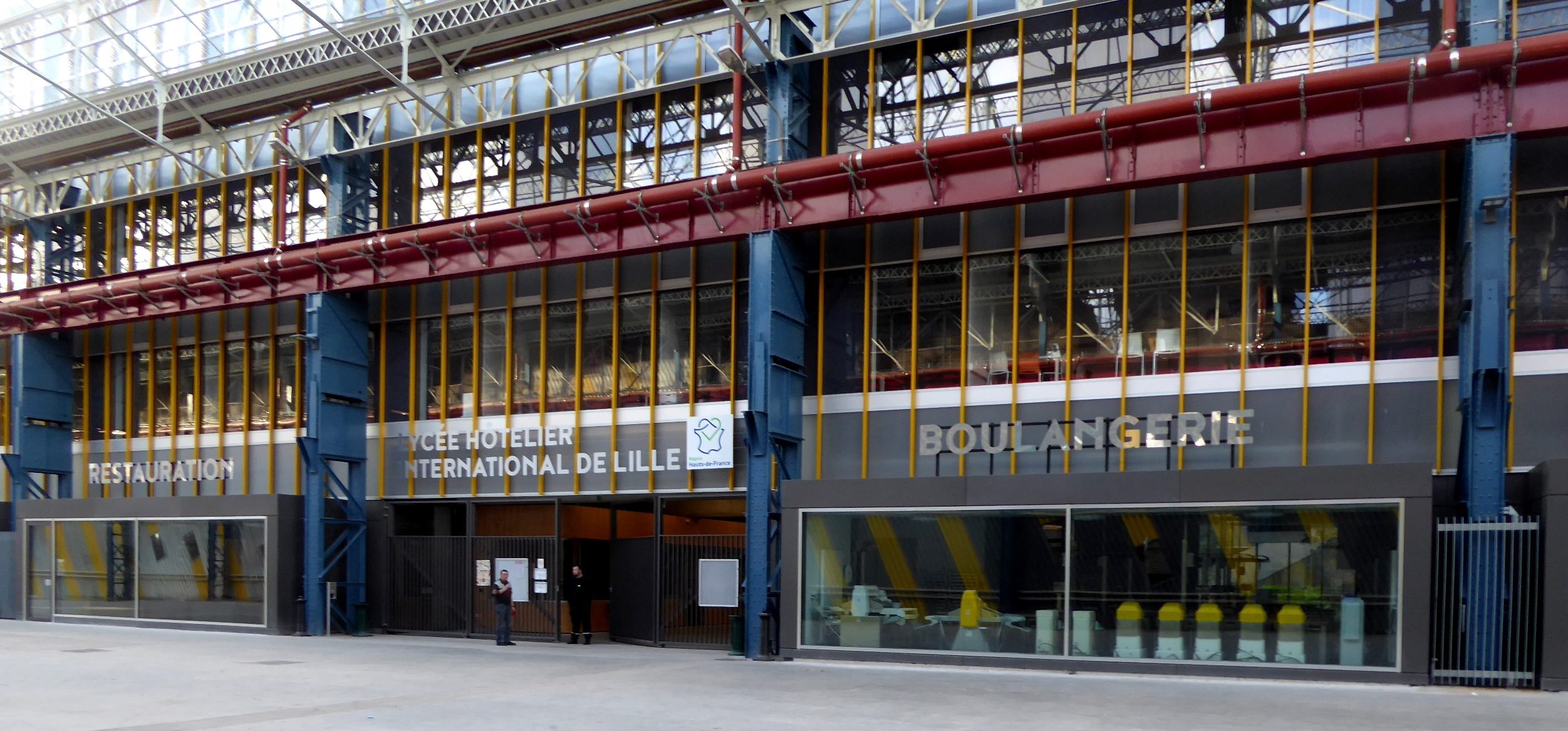 lmf-lycee-hotelier-vvvcffrance Entrée du Lycée Hôtelier International de Lille, sous les halles de Fives Cail